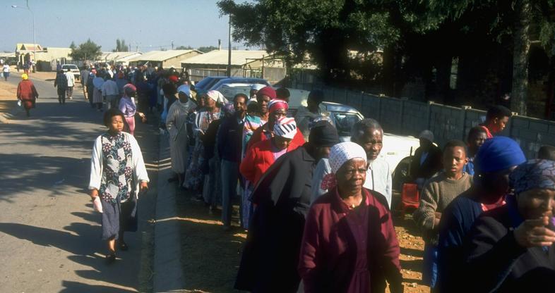 Mense Wag om vir die eerste keer te stem in Suid-Afrika se Eerste